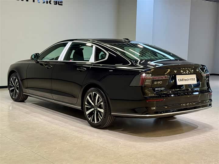 Photo 2 - Volvo S90