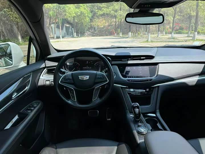 Photo 4 - Cadillac XT5