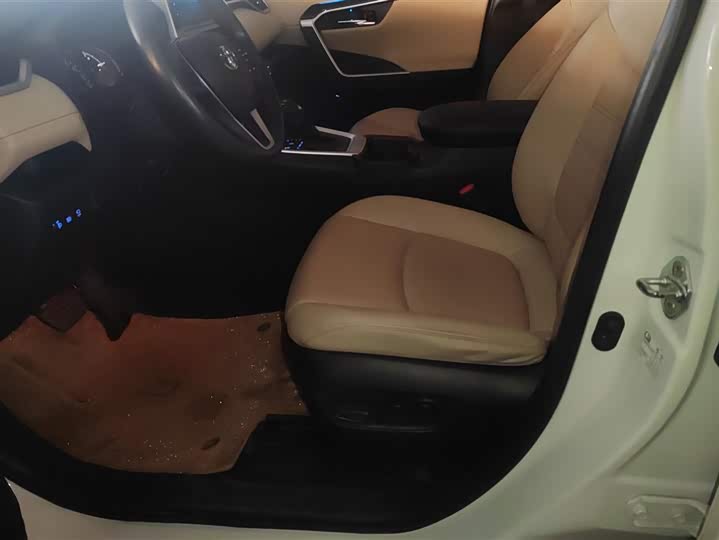 Фото 9 - Toyota RAV4