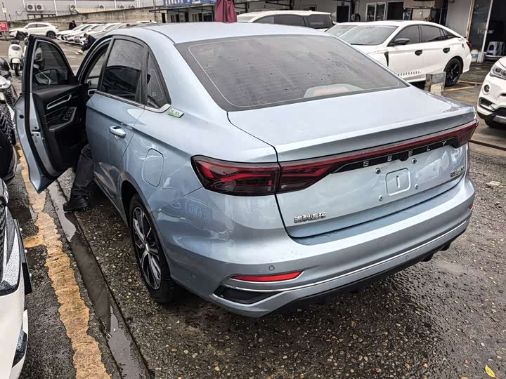 Фото 6 - Geely Emgrand