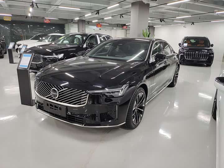 Фото 1 - Volvo S90