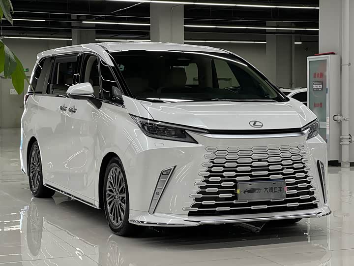 2025 Lexus LM