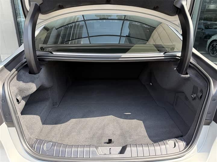 Jaguar XF L 2025 2025款 2.0T P250 两驱尊享豪华版