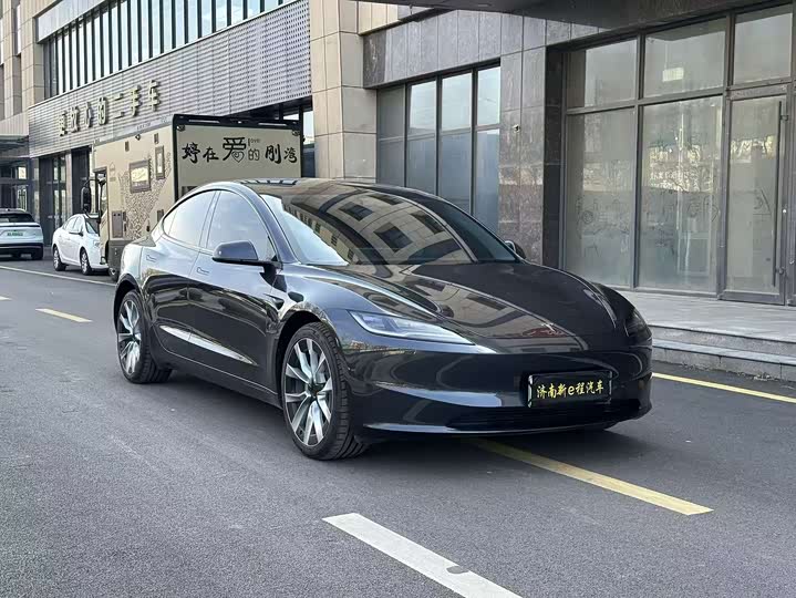 Фото 3 - Tesla Model 3