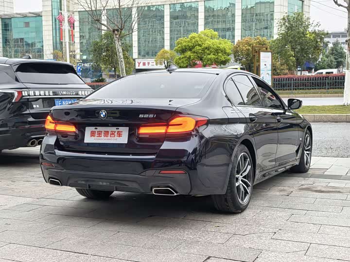 Photo 4 - BMW 5 Series