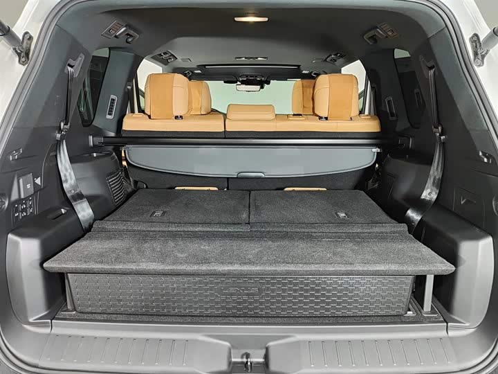 Фото 8 - Lexus LX