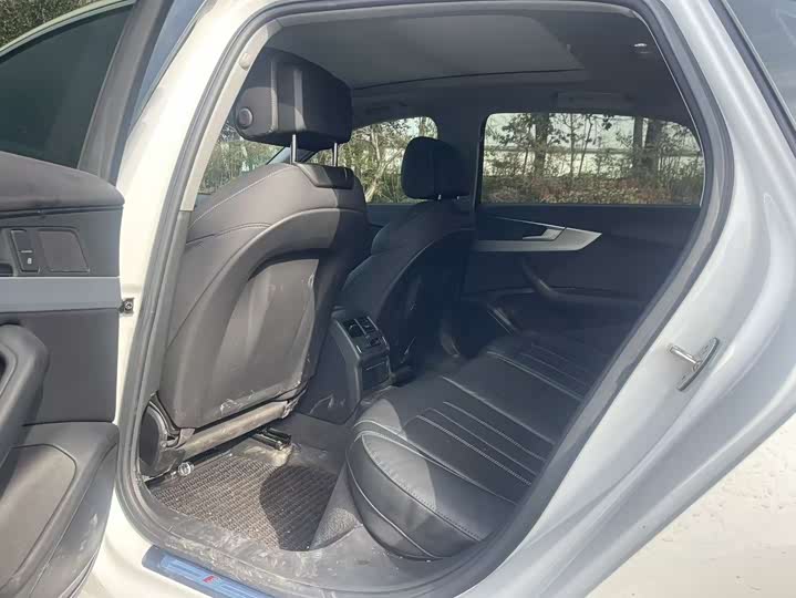 Фото 4 - Audi A4L