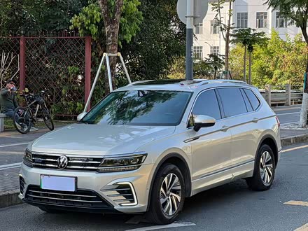 Фото 1 - Volkswagen Tiguan L Hybrid