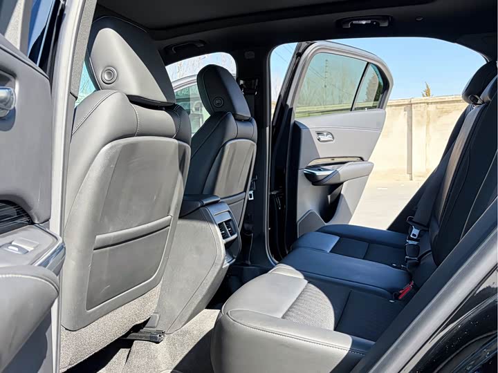 Фото 7 - Cadillac XT4