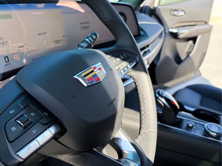 Фото 8 - Cadillac XT4