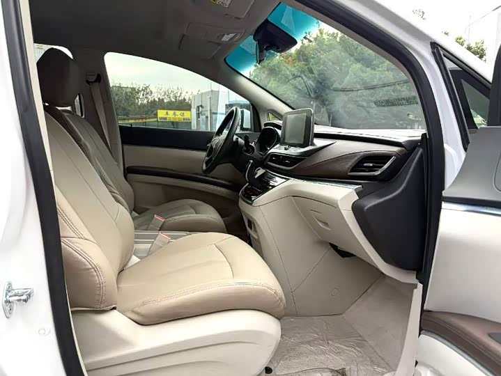 Фото 6 - Buick GL8 ES