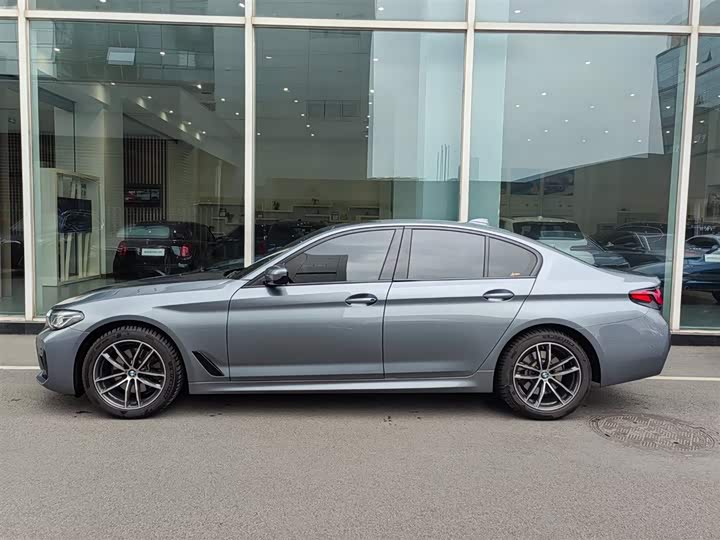 Photo 3 - BMW 5 Series