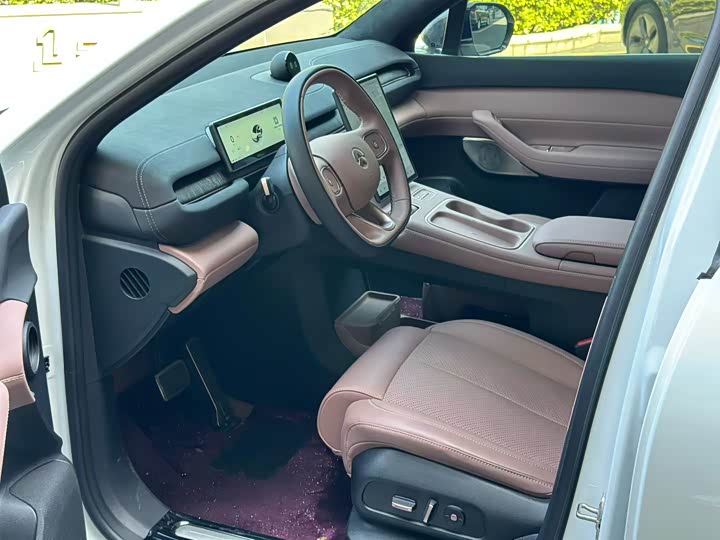 Фото 4 - Nio EC6