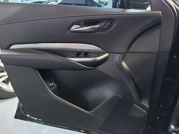 Фото 6 - Cadillac XT4