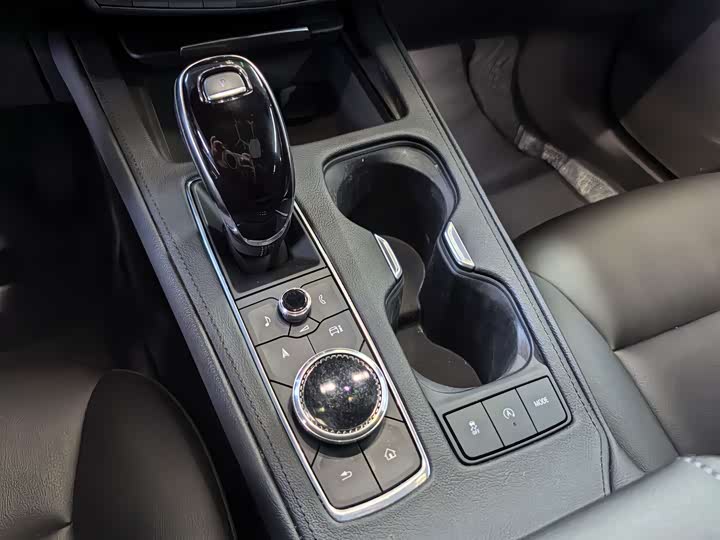 Фото 8 - Cadillac XT4