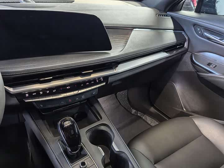 Фото 9 - Cadillac XT4