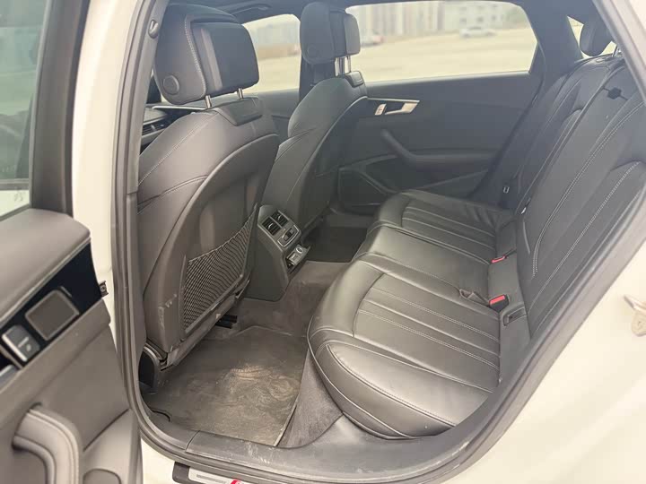 Фото 8 - Audi A4L