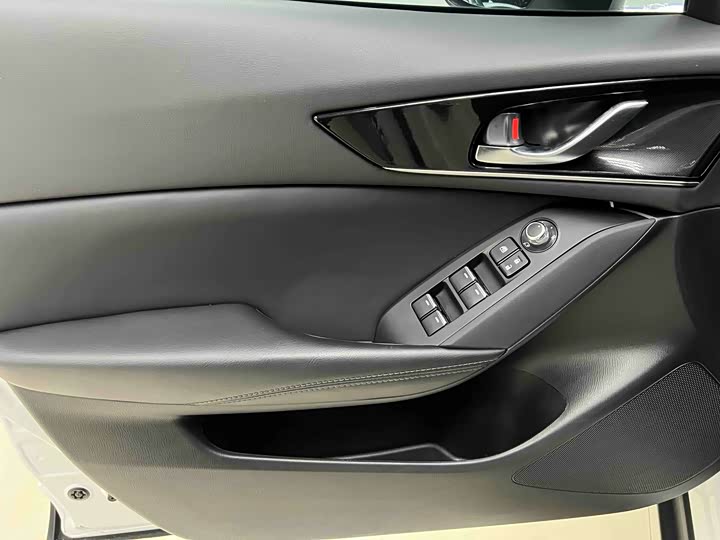 Фото 8 - Mazda CX-4