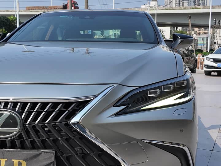 Фото 3 - Lexus ES