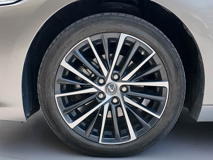 Фото 6 - Lexus ES