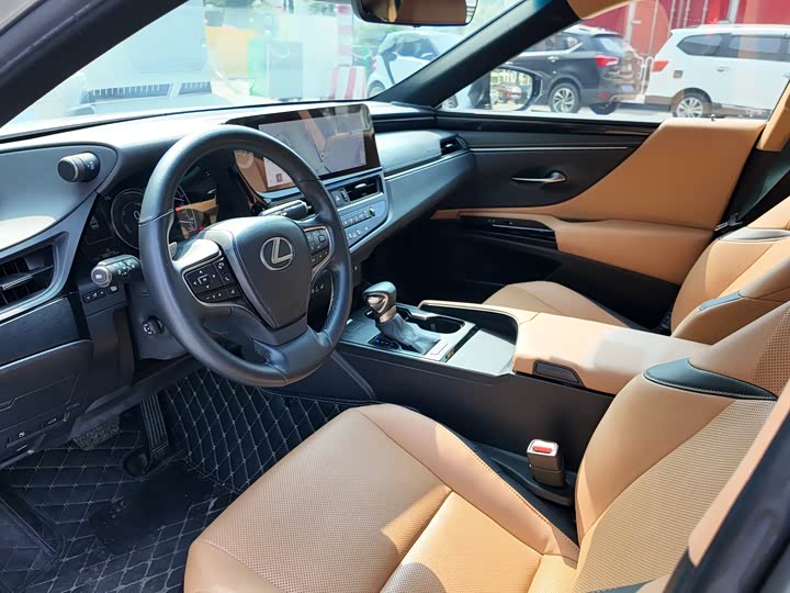 Фото 7 - Lexus ES