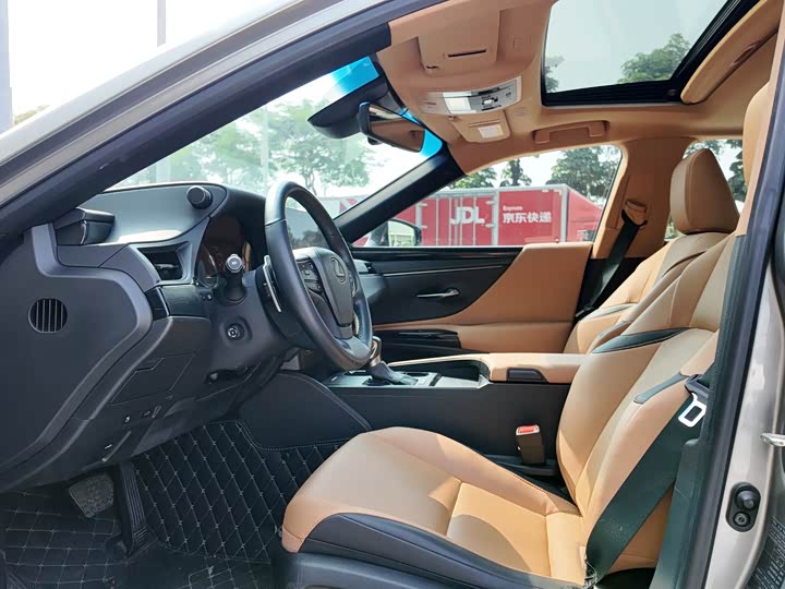 Фото 8 - Lexus ES