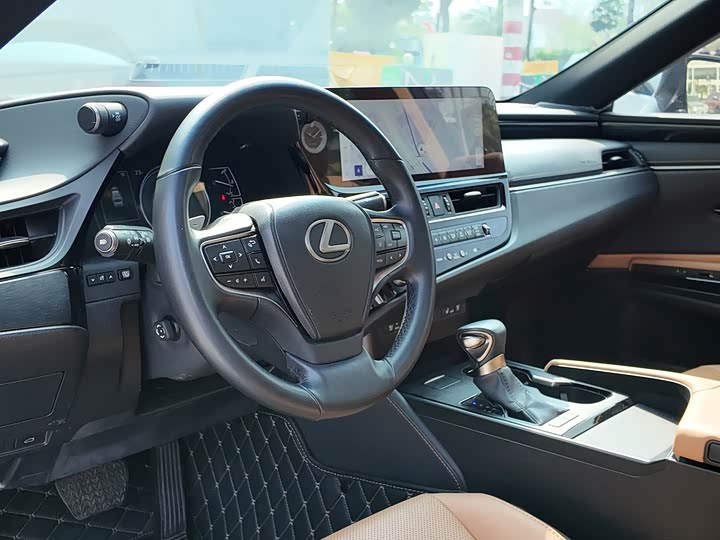 Фото 9 - Lexus ES