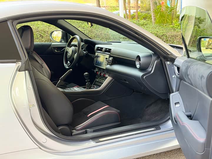 Фото 8 - Subaru BRZ