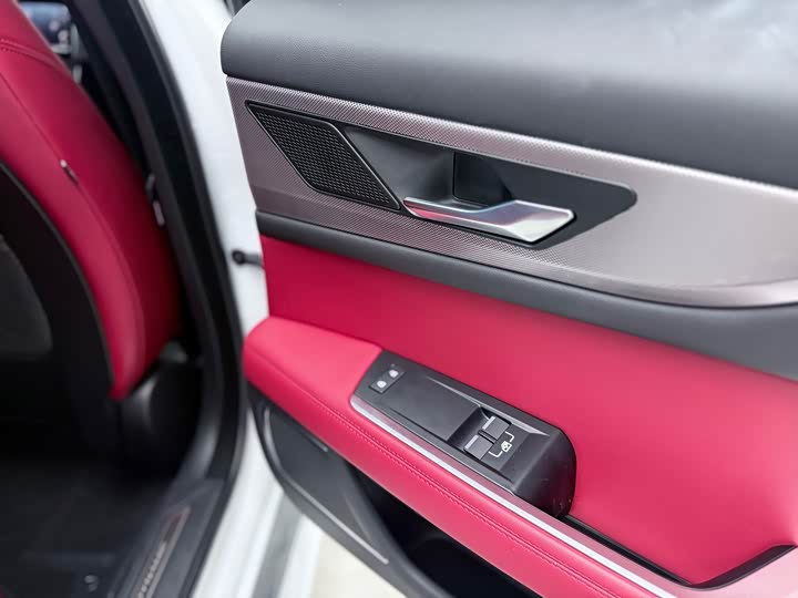 Zdjęcie 8 - Jaguar XE L