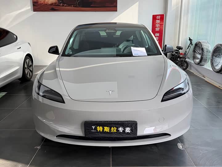 Фото 2 - Tesla Model 3