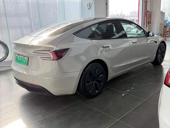 Фото 4 - Tesla Model 3