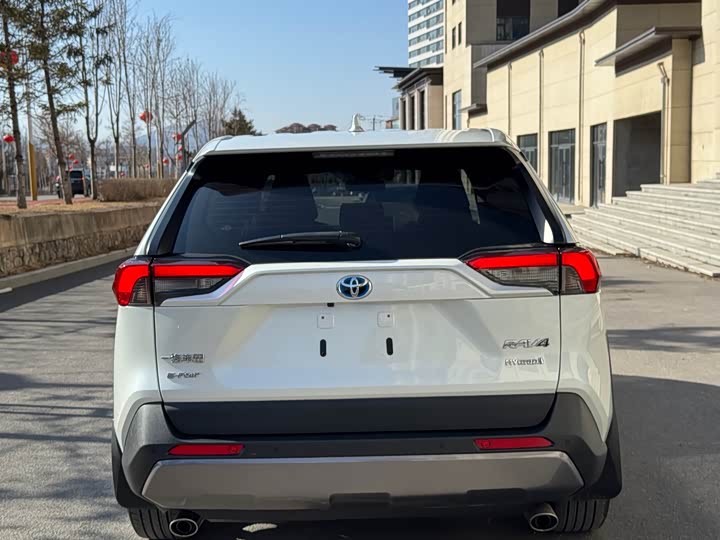 Фото 4 - Toyota RAV4