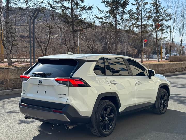 Фото 5 - Toyota RAV4