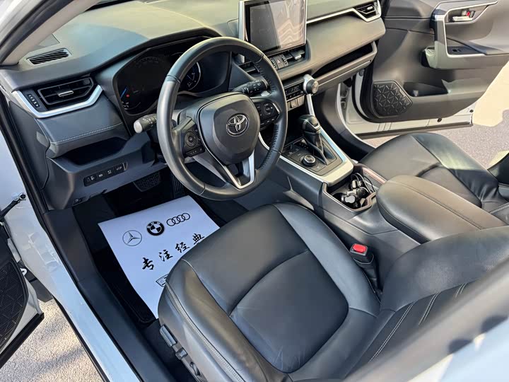 Фото 7 - Toyota RAV4