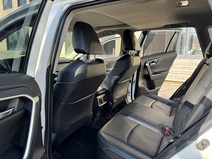 Фото 8 - Toyota RAV4