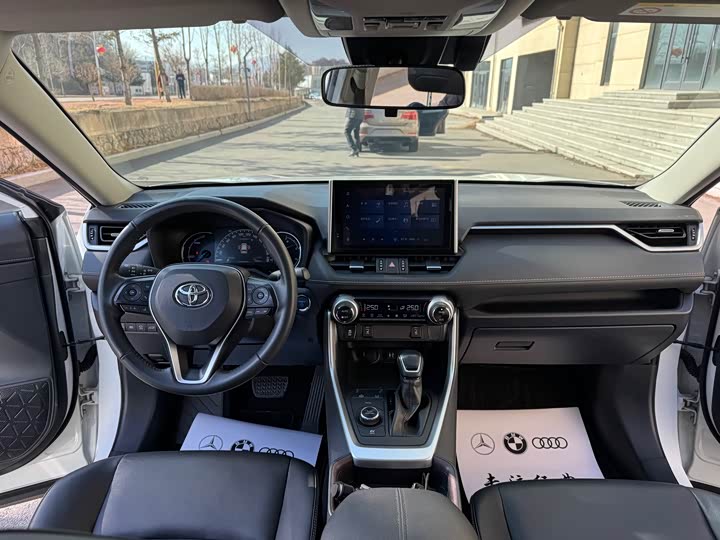Фото 9 - Toyota RAV4