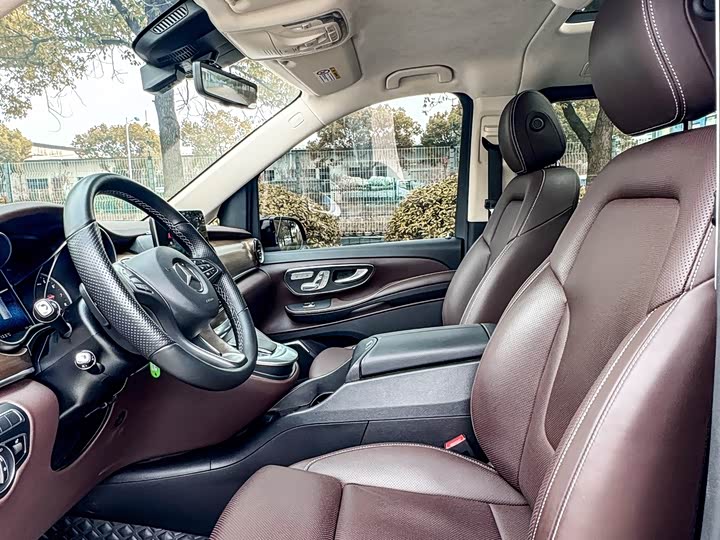Photo 4 - Mercedes-Benz V-Class