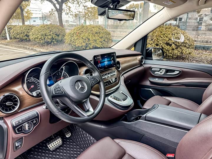 Photo 5 - Mercedes-Benz V-Class
