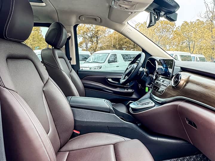 Photo 7 - Mercedes-Benz V-Class