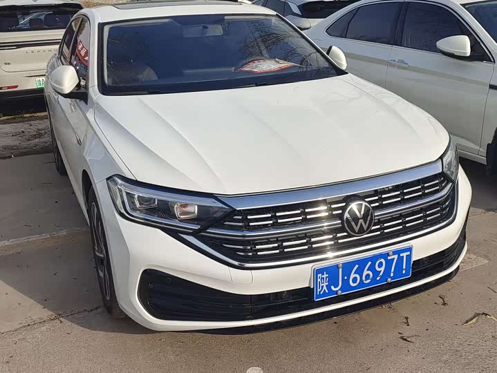 Photo 2 - Volkswagen Sagitar L