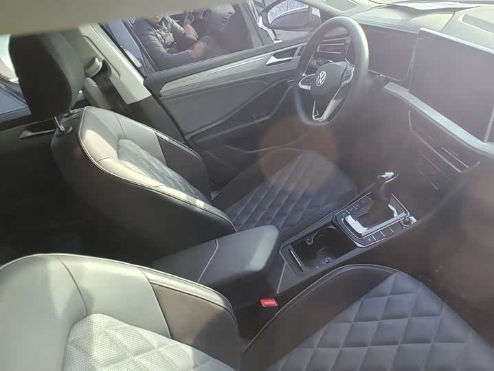 Photo 6 - Volkswagen Sagitar L