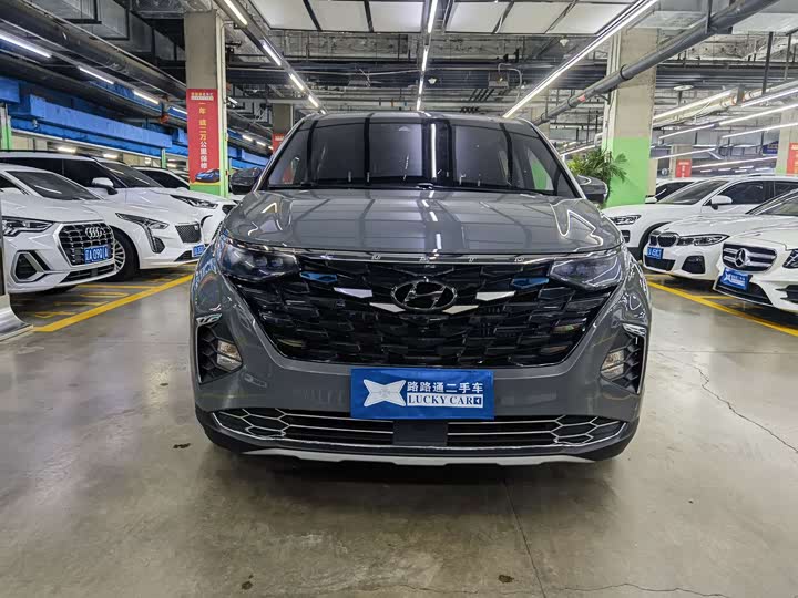 Photo 2 - Hyundai Custo