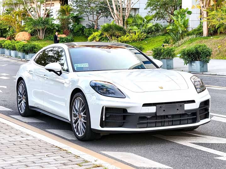 Photo 3 - Porsche Panamera