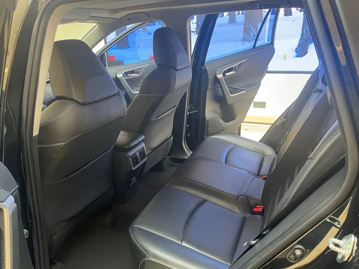 Photo 8 - Toyota RAV4