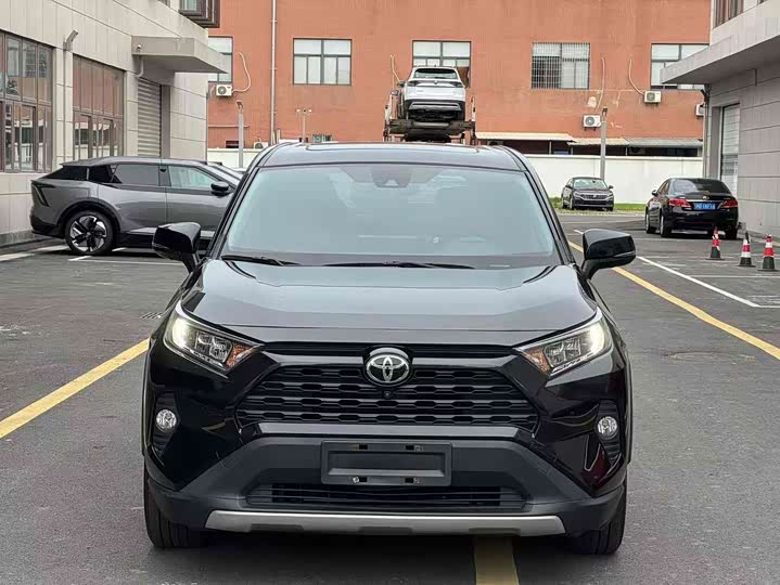 Photo 2 - Toyota RAV4