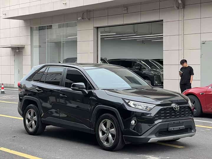 Photo 3 - Toyota RAV4