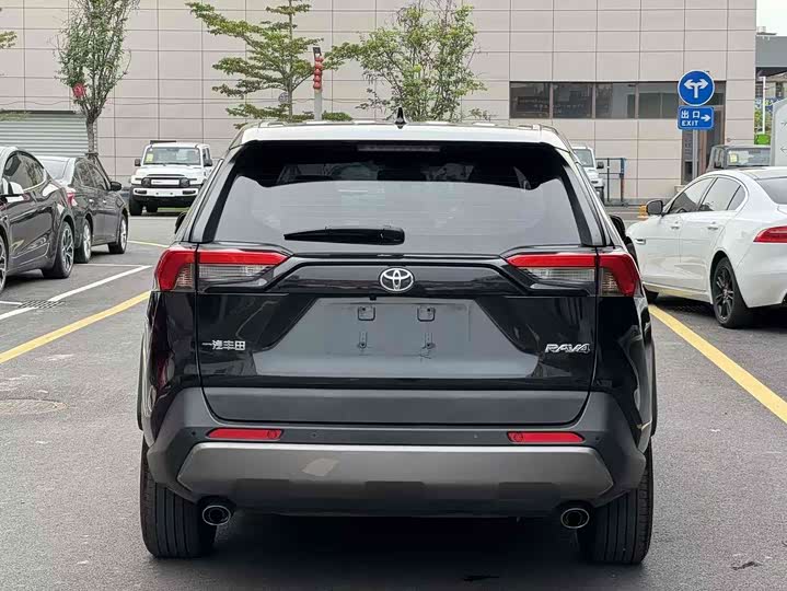 Photo 5 - Toyota RAV4