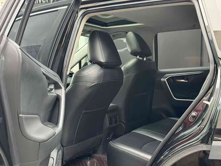 Photo 8 - Toyota RAV4