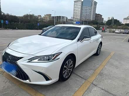 Фото 1 - Lexus ES