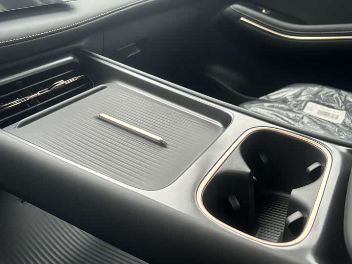 Фото 9 - Baojun E6